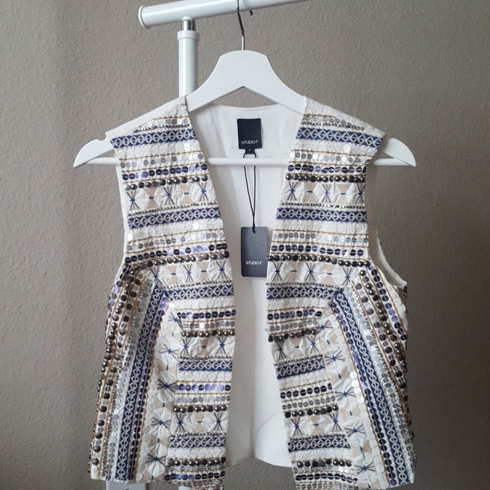 Studio F 👗 embroidered vest. New with tags.